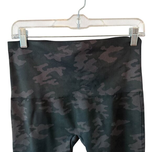 Spanx Black Camo High-Waisted Leggings 2X Provide Style And Comfort With A Sleek - Picture 2 of 4